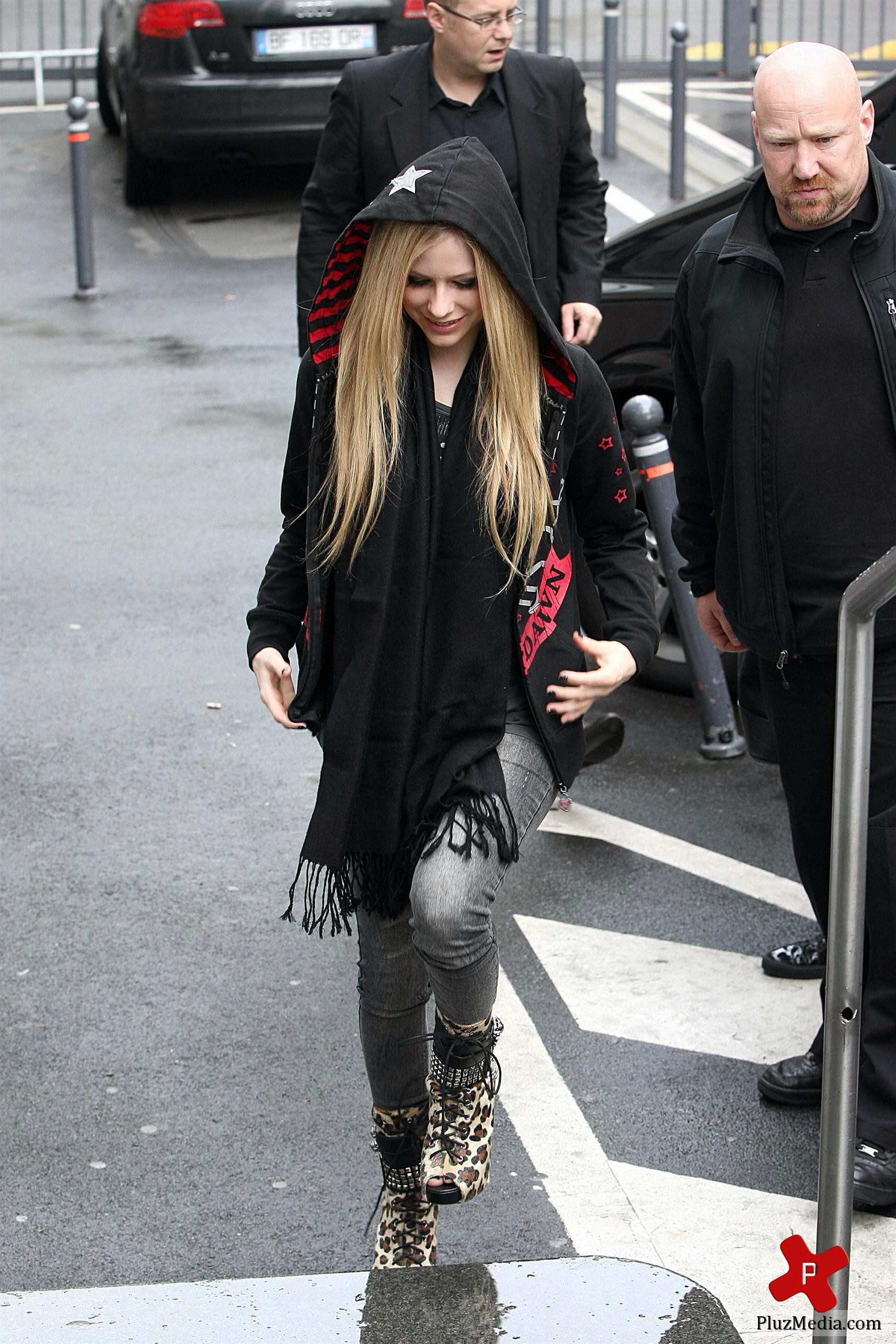 Avril Lavigne is all smiles as she leaves her Paris hotel photos | Picture 77869